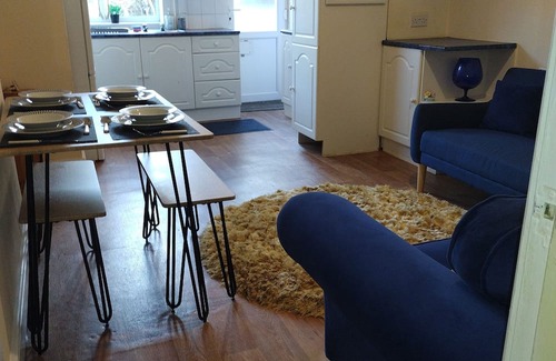 Crewe House | Bentley view,2 bedroom house, WiFi, private,secure bank garden,parking outside