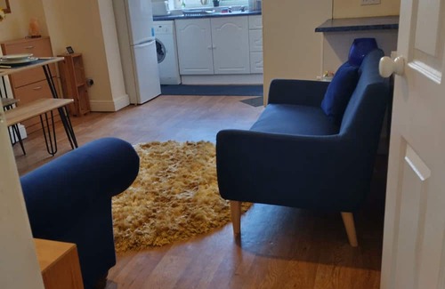 Crewe House | Bentley view,2 bedroom house, WiFi, private,secure bank garden,parking outside