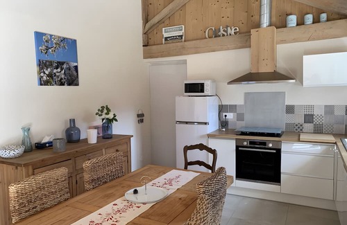 Le Saix House | Holiday Home 'La Grange Des Pépinières' with Mountain View and Wi-Fi