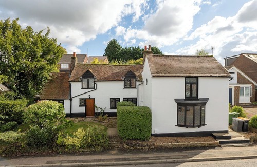 Luton Cottage | 18 century cottage nr Harry Potter Studios, London & Luton Airport. Pet friendly
