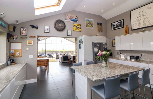 Totley House | HIGHGATE HOUSE, family friendly, with hot tub in Dronfield