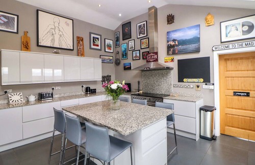 Totley House | HIGHGATE HOUSE, family friendly, with hot tub in Dronfield