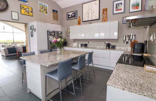 Totley House | HIGHGATE HOUSE, family friendly, with hot tub in Dronfield