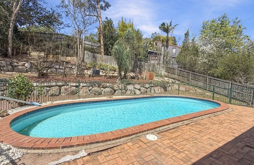 Kenmore House | Spacious Family Retreat with Pool/Pet friendly