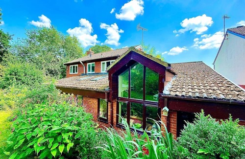 Usk House | 4 Bed Modern Home Near Top Attractions in Usk