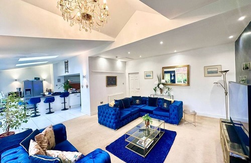 Usk House | 4 Bed Modern Home Near Top Attractions in Usk