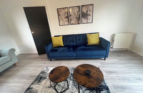 Gosport Apartment | 3-4 BR house | Home from home | front+rear parking