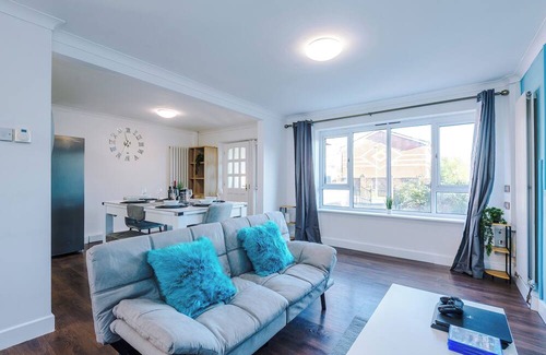 Salford House | *Space Near The City* Driveway Parking, Pool Table, PS4, Sleep up to 8
