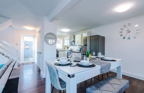 Salford House | *Space Near The City* Driveway Parking, Pool Table, PS4, Sleep up to 8