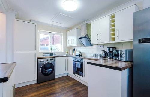 Salford House | *Space Near The City* Driveway Parking, Pool Table, PS4, Sleep up to 8