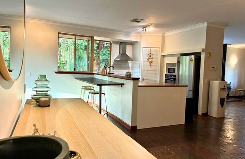 Heathridge House | Sun Soaked House close to Joondalup City and Beach