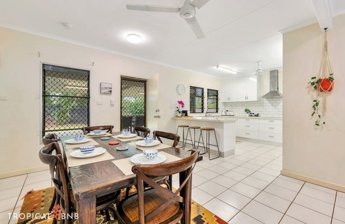 Anula House | Spacious 4BR Family Home on Big Block | Sleeps 10