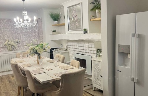 Solihull House | staysolihull, large spacious corner house,