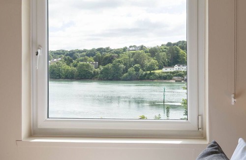 Bangor Cottage | Dolfor - sleeps 6 guests in 3 bedrooms