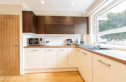 Bangor Cottage | Dolfor - sleeps 6 guests in 3 bedrooms