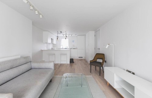 Churchill Apartment | Central 2BR Flat with Balcony - Belgravia