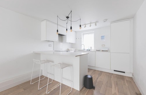Churchill Apartment | Central 2BR Flat with Balcony - Belgravia
