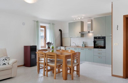 Romeno Apartment | Apartment 'Casa Del Sole, Relax E Natura' with Mountain View, Private Garden and Wi-Fi