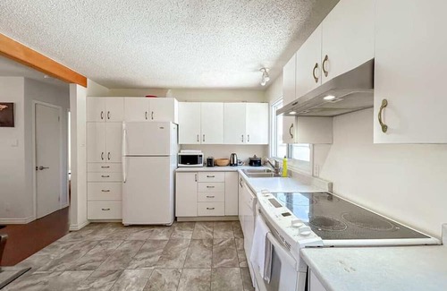 Downtown Gatineau House | Centrally located, 5BR Bungalow
