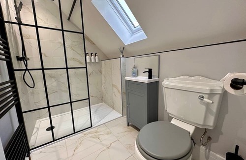 Telford House | Stunning 4 Bedroom| Sleeps 8| Centre Of Telford