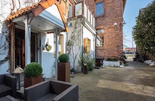 Hildesheim District Apartment | Holiday Apartment '2' with Private Terrace, Private Garden and Wi-Fi