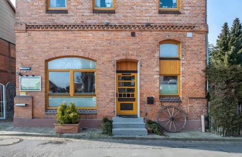 Hildesheim District Apartment | Holiday Apartment '2' with Private Terrace, Private Garden and Wi-Fi