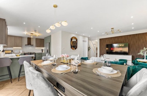 Staines House | Stunning Retreat | 5-Bed House + Garden in Staines