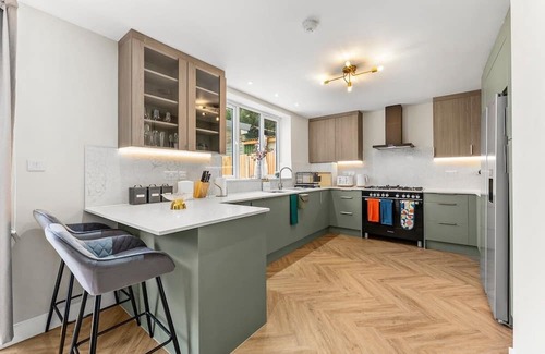 Staines House | Stunning Retreat | 5-Bed House + Garden in Staines