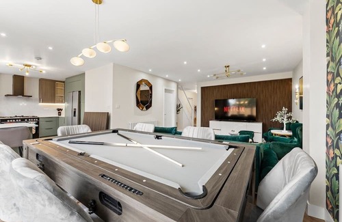 Staines House | Stunning Retreat | 5-Bed House + Garden in Staines