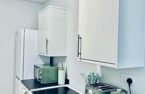 Wainscot Apartment | Cozy Flats Near Strood Station