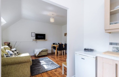 Golborne House | Chic Warrington House with Parking | Full Equipped