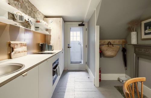 South Queensferry House | Historic 1600s townhouse in South Queensferry with Forth Bridge views and easy Edinburgh access.