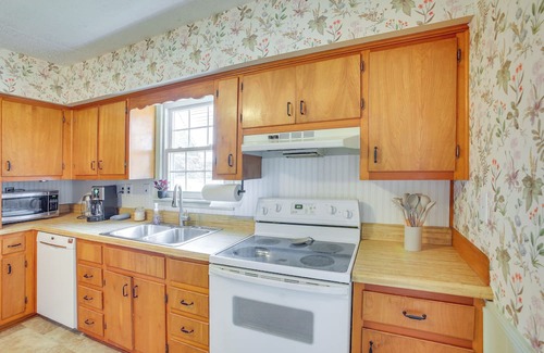 Cross Plains House | Home 9 Mi to Dtwn Springfield w/Porch & Yard!