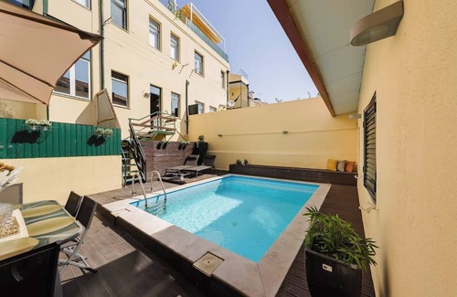 Sacramento Apartment | private pool, sleeps 10, central