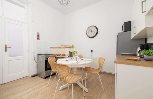 Stradom Apartment | Dietla 48 | Krakow | Family Apartment | Desk | City Center