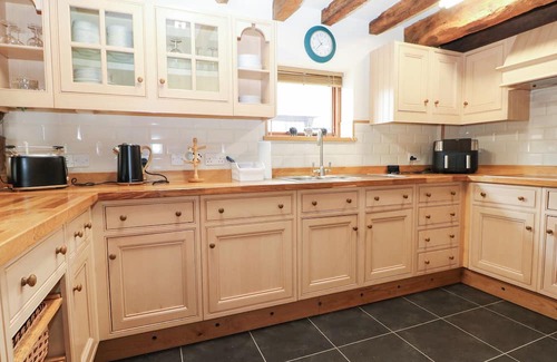 Kingsnorth Cottage | WEST LODGE, family friendly, character holiday cottage in Kingsnorth