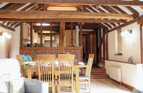 Kingsnorth Cottage | WEST LODGE, family friendly, character holiday cottage in Kingsnorth