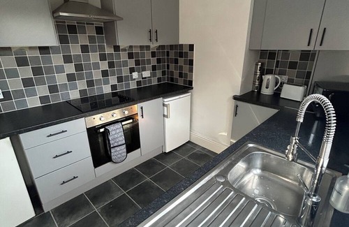 Hellaby Boat Rental | Hellaby House- minutes from the M1 & M18. Across from Hellaby Hotel-Pet friendly