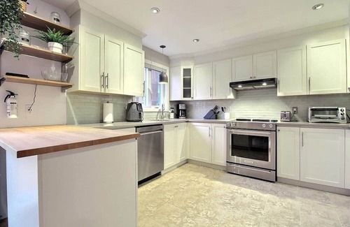 Pointe-de-Sainte-Foy House | Chic semi-detached house with terrace and parking