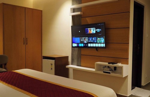 Mahe Hotel | Ritz Avenue luxuary Hotel: 5 -Starsuites, Downtown Oasis w/Pool