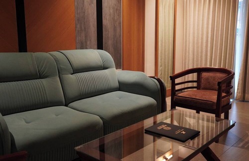 Mahe Hotel | Ritz Avenue luxuary Hotel: 5 -Starsuites, Downtown Oasis w/Pool