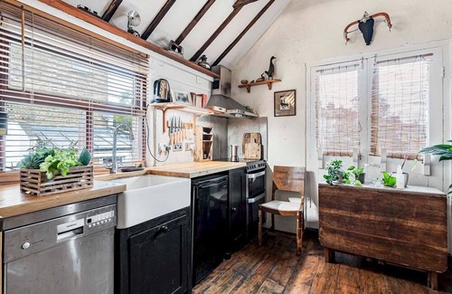 Harringay House | Pass the Keys | Cosy Flat, historic 1880 coach house, North London