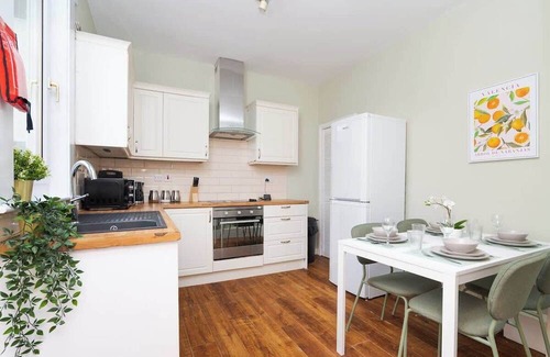 Grangemouth Apartment | 2Bed Upper Cottage Flat-On Street Parking