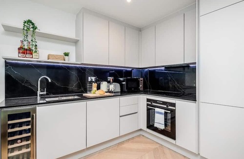 Woolwich Riverside House | Stylish oceanview apartment for 5