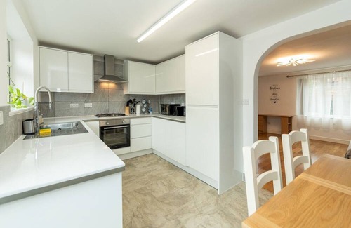 Tilehurst House | Pass the Keys | Bright House with Smart TV & Home Comforts