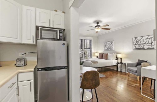 Hyde Park Apartment | Budget-Friendly Minimalist Studio with Great Amenities