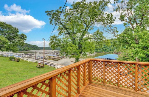 Smithville Cabin | Scenic Lake Front Lodge with Pool, Bar & Grill Amenities