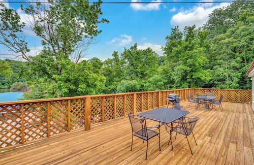 Smithville Cabin | Scenic Lake Front Lodge with Pool, Bar & Grill Amenities