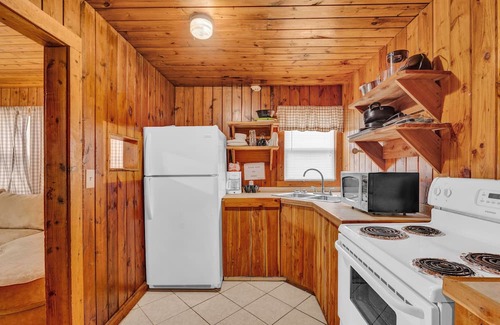Smithville Cabin | Scenic Lake Front Lodge with Pool, Bar & Grill Amenities