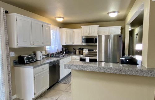 Cimarron Hills House | Cozy Springs Getaway: Spa Retreat Near the Base!